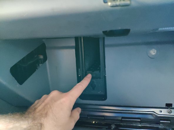 Mettre en place ensuite l'élément supérieur du filtre d'habitacle.