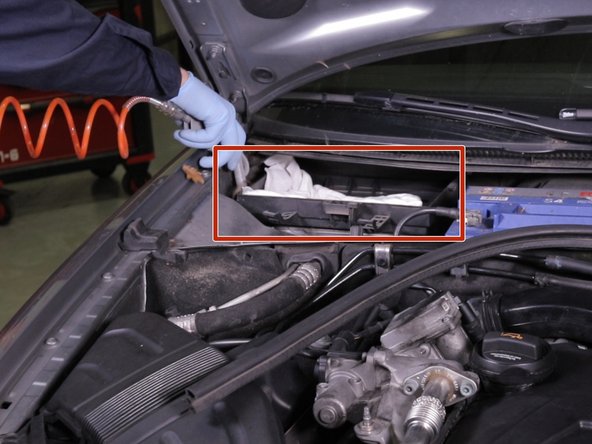 Nettoyer la boite à air avec une soufflette afin d'extraire toutes les saletés présentes à l’intérieur