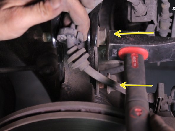 A l'aide d'un marteau, taper sur les deux vis pour les enfoncer