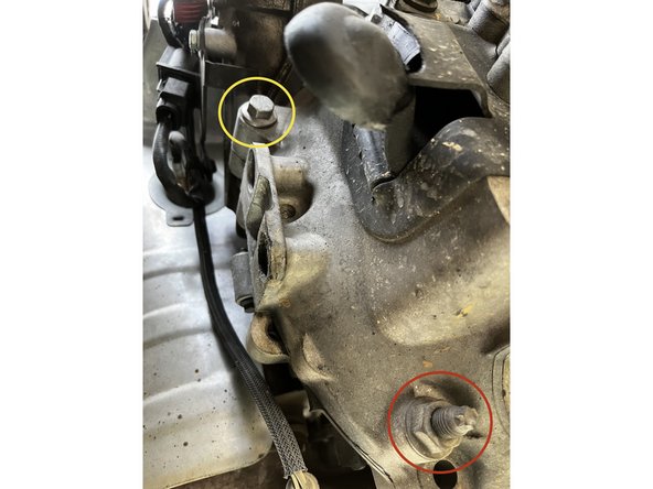 L'opération de dépose de la boite de vitesse débute maintenant