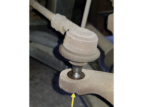 Avec un marteau tapez sur l'axe de la biellette pour la déloger de son logement.