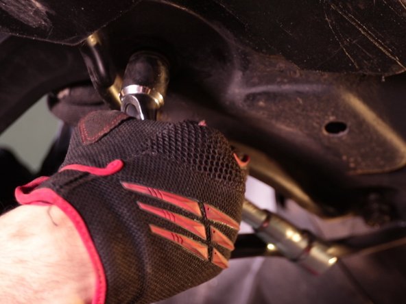 Resserrer les deux vis sous la  voiture