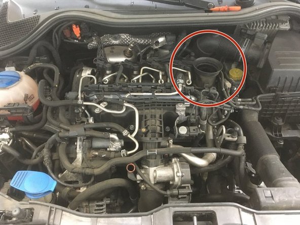 Verser l'huile préconiser par le constructeur dans l’orifice de remplissage