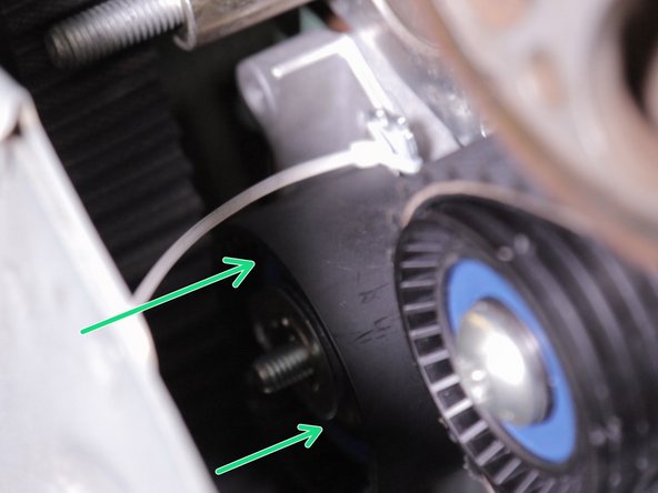 Dans certains cas le galet tendeur est livré déjà bridé,il suffit de le placer sans le collier rilsan