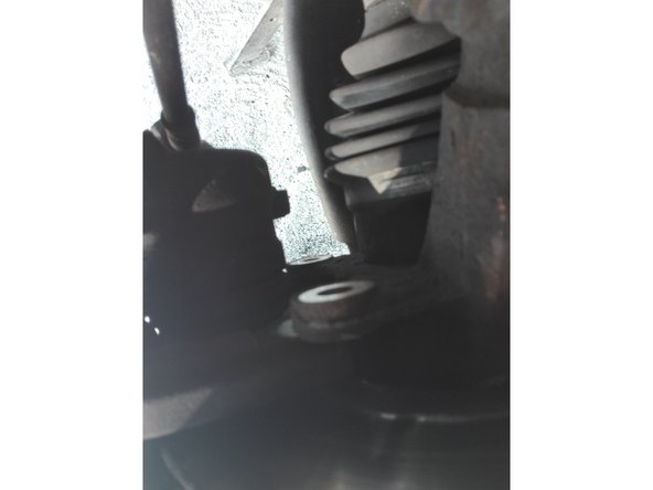 Revisser les 2 boulons qui maintiennent l'étrier avec une clé de 17mm. La force de serrage doit être identique à celle de départ.