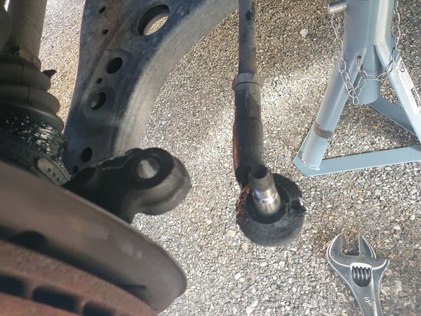 Une fois la rotule extraite, dévisser à la main en comptant le nombre de tours afin de conserver le réglage lors de la mise en place de la nouvelle rotule