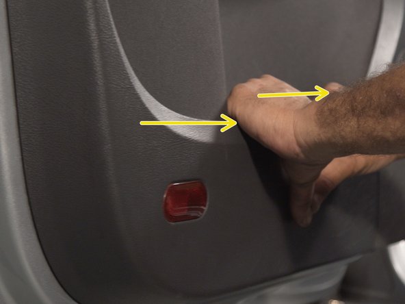 Tirer fermement sur le vide poche pour déclipser le panneau de porte