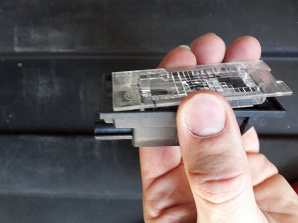 Puis pousser sur le cache vers le côté opposé à la connexion