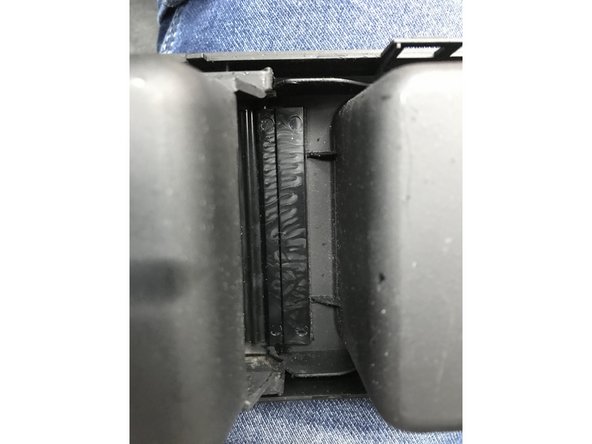 On pousse le rideau vers l’avant jusqu’à avoir une petite fente. On soulève le bout du rideau et on peut le retirer.