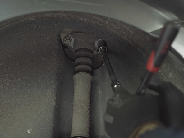 A l'aide d'une longue rallonge, d'un cliquet et d'une douille de 16 dévisser les deux écrous de maintient de l'amortisseur