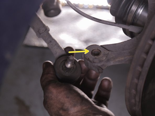 Repositionner et serrer la rotule de direction avec la douille de 16