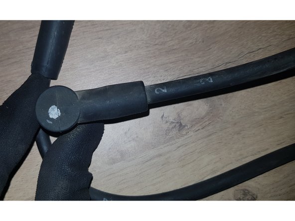 Sur la bobine vous trouverez des numéros correspondants au cylindre auquel le câble doit être branché.