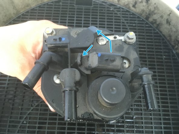 Descendre le capteur tout en le tournant dans le sens de la fleche