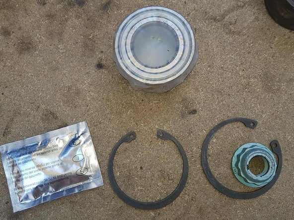 Avec le roulement neuf sont livrés la graisse, l'écrou de cardan et 2 circlips.