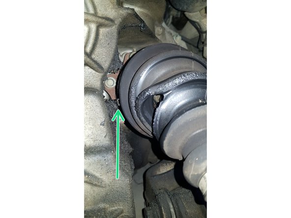 Placez un petit tournevis plat dans l'ergot du collier de serrage puis faites-le sauter.