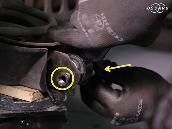 Replacer la vis du bas de l'amortisseur et bloquer