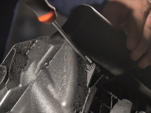 Une fois la boite à air sortie de son emplacement, dévisser les 5 vis retenant la boite fermée à l'aide d'un tournevis Torx T20