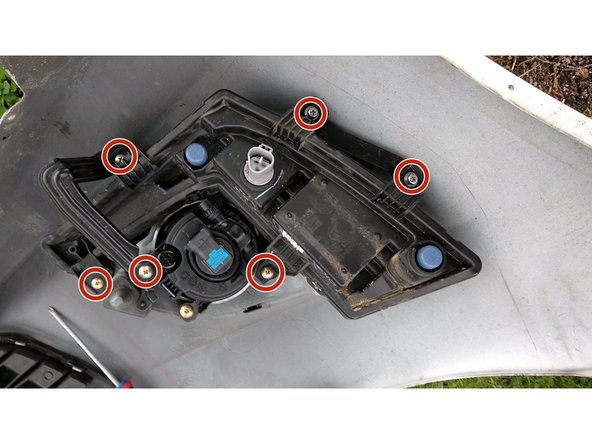 
Do not forget to replace the fixing bracket correctly and the 3rd fog light fixing screw.
