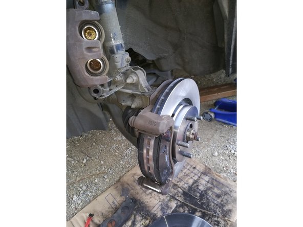 Nettoyer puis graisser les écrous de l'étrier (bien s'assurer que le surplus de graisse ne sorte pas des soufflets caoutchouc