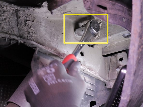 Desserrer la vis du haut de l’amortisseur avec la douille de 18