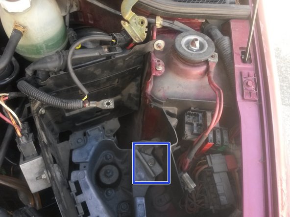 Dévisser la cornière couleur or juste au dessus, 1 écrou.