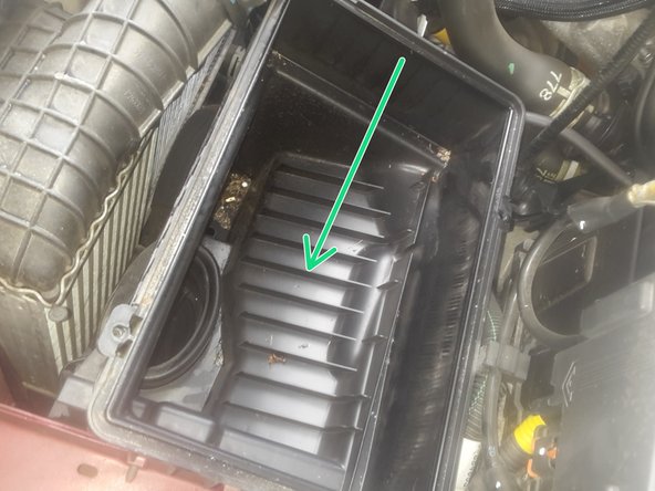 Pensez à retirer les saletés présentes à l'aide d'un aspirateur avant de remettre un nouveau filtre