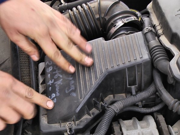 Mettre le nouveau filtre à air  et replacer le cache