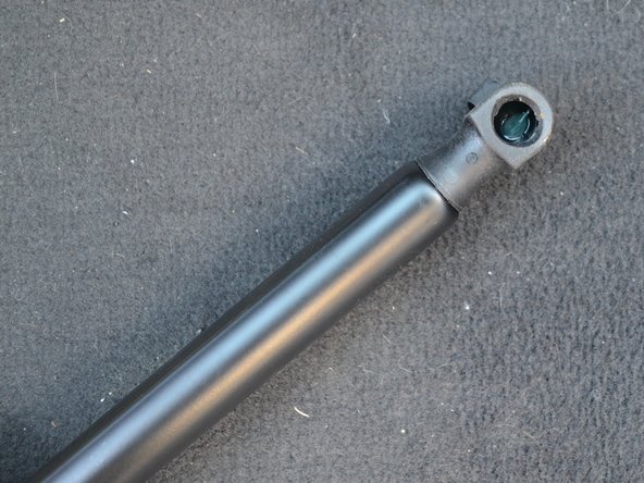 Retirez le reste de graisse de la bille de fixation pour ne pas dégrader la graisse neuve présente dans le vérin neuf.