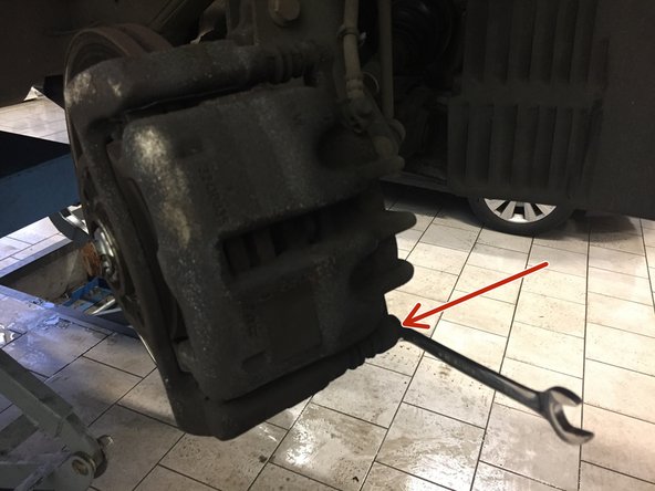 A l'aide de la clé plate de 13 et de 17, dévisser la vis en bas de l’étrier