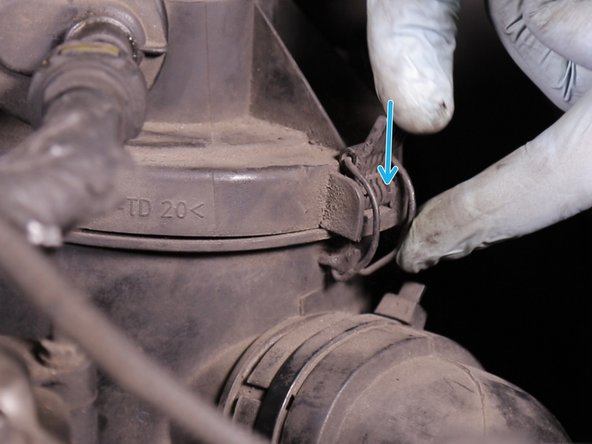 Re-clipser les deux attaches de la boite à air