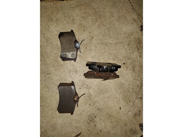 Vérifier la taille et la forme des plaquettes pour vous assurez qu'il s'agit du même modèle.