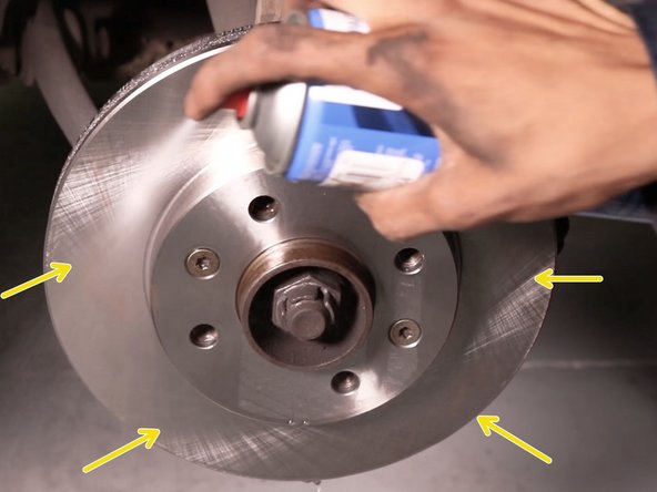 Nettoyer le disque avec du nettoyant frein