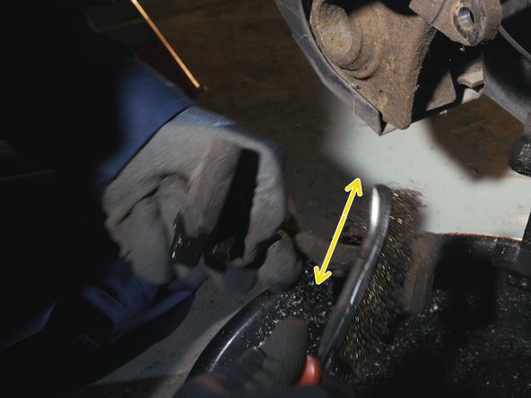 Nettoyer l'emplacement des plaquettes sur la chape avec une brosse métallique