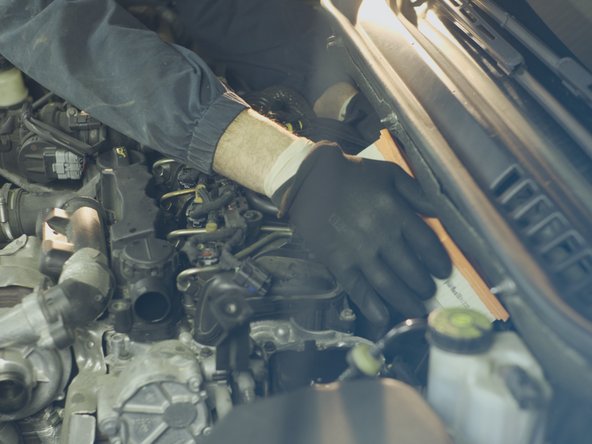 Replacer le nouveau filtre à air dans son emplacement.