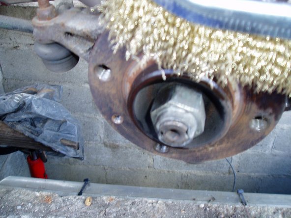 Nettoyer le moyeu à l'aide du brosse métallique
