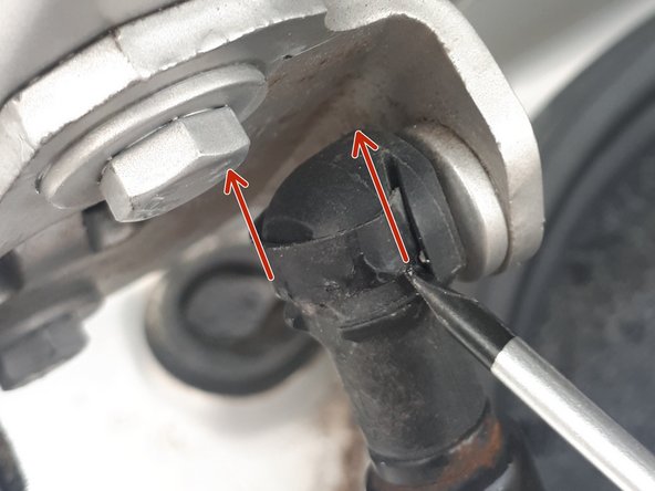 Faire glisser le clip métallique de l'attache du vérin vers le haut afin de libérer l'attache en faisant levier avec un tournevis.