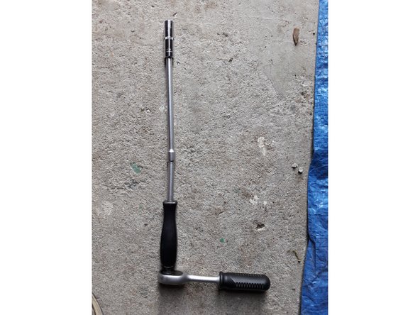 Pour dévisser les bougies utilisez le cliquet, les 2 rallonges, et la douille longue de 10mm