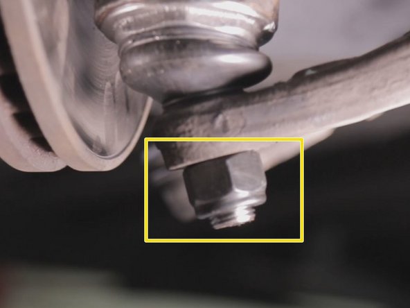 Resserrer la rotule du triangle avec une douille de 22