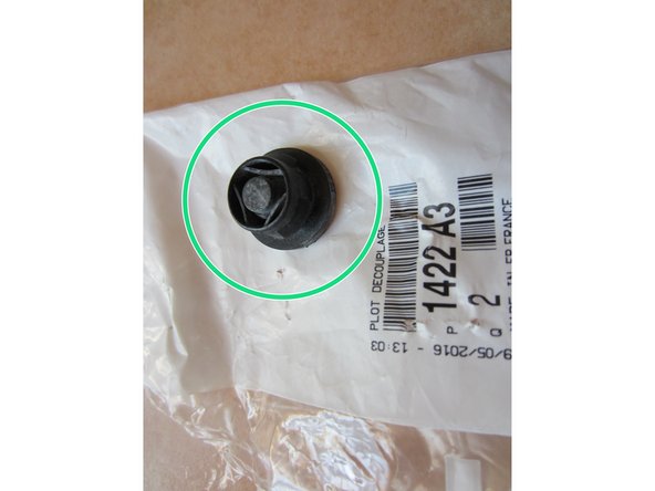 Remonter le capot du filtre a air et revisser les 3 vis