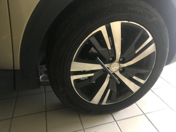 Resserrer les boulons de roue, enlever la chandelle, remettre la voiture sur ses roues et finir de serrer au couple indiqué.