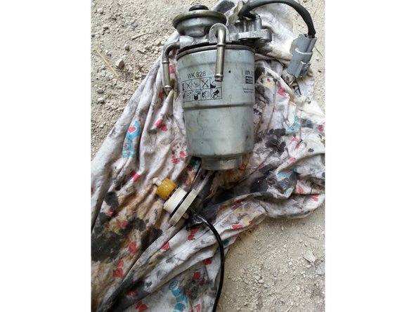 A l'aide de la pince multiprise défaire la partie inférieur du filtre (voir photo 2)