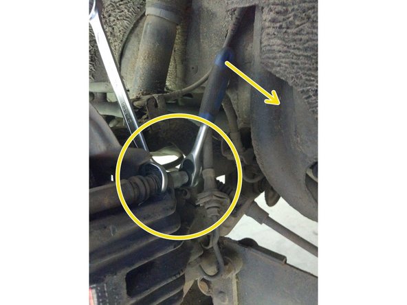 Dévisser l'étrier pour celà, il faut une clef de 16 et un cliquet avec une douille de 14. Maintenir la clef et dévisser avec le cliquet. Répeter l'opération pour le bas de l'étrier.