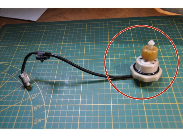 Déposer la partie inférieure avec son câble et sa connectique (détecteur de présence d'eau)