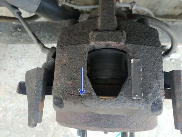 le piston doit presque sortir totalement