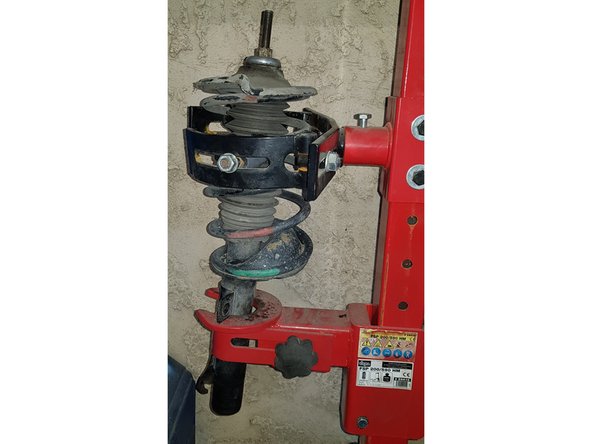 Comme vous pouvez le voir sur la 2ème photo, compressez un ressort peut être très dangereux si les crochets venaient à lâcher.