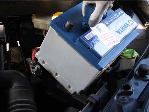 Positionner la nouvelle batterie dans le bon sens c'est à dire bornes coté cosses.