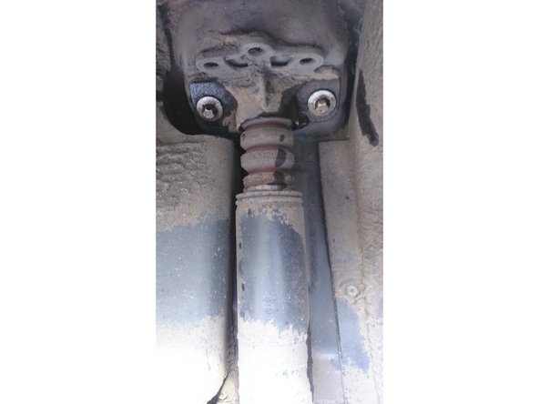 Procédez de la même façon pour l'amortisseur arrière gauche. Pour ce dernier les vis de la platine sont toutes les deux visibles et accessibles.