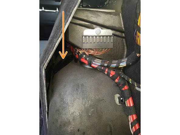 Retirez le revêtement de coffre en tirant dessus.