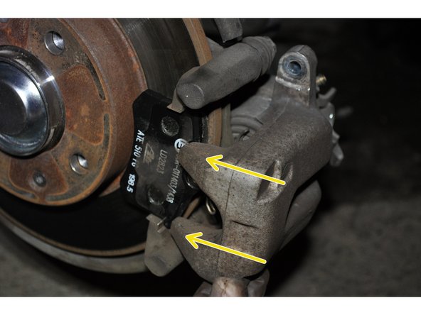 Remettre en place l'étrier de frein.