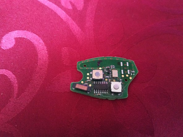 on peut à ce stade nettoyer le circuit imprimé mais il faut obligatoirement utiliser un nettoyant contacts (si vous n'en avez pas, remontez tel quel)